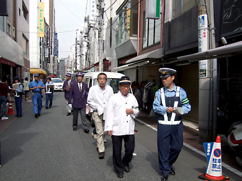 平成26年秋の全国交通安全運動 問屋街で放置駐車・道路不正使用追放キャンペーンを実施