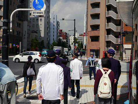 平成27年秋の全国交通安全運動 問屋街で放置駐車・道路不正使用追放キャンペーンを実施