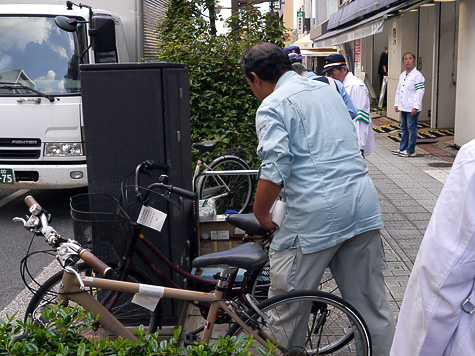 平成27年秋の全国交通安全運動 問屋街で放置駐車・道路不正使用追放キャンペーンを実施
